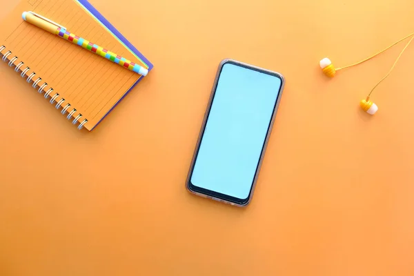 Teléfono inteligente con pantalla blanca sobre fondo naranja — Foto de Stock