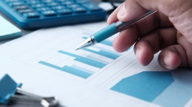 Ofisteki mali verileri analiz eden iş adamı 