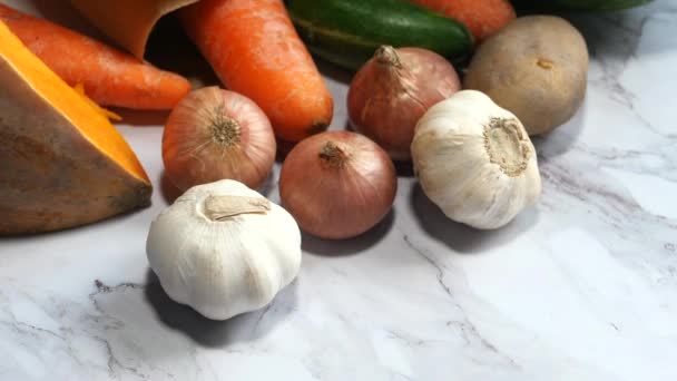 Comida saludable con verduras bolsa de papel sobre fondo blanco — Vídeo de stock