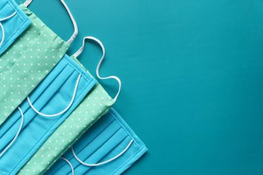 Yeşil arkaplanda ev yapımı renkli yüz maskesi 