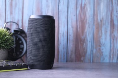  Akıllı konuşmacı ve ofis tedarikçileri masada 