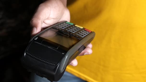 Pagamento terminale di ricarica da una carta, pagamento contactless. — Video Stock