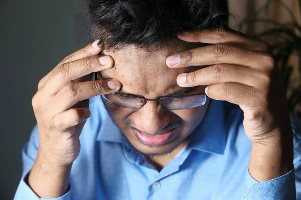 Jongeman gefrustreerd en lijden hoofdpijn, close up — Stockfoto