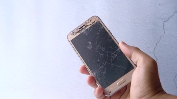 Close up of hand holding broken smart phone — Wideo stockowe