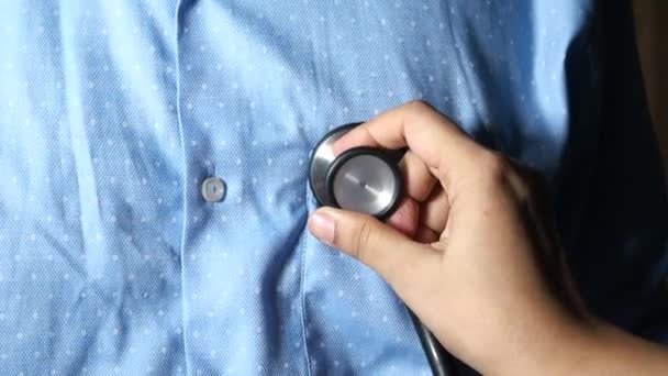 Medico che utilizza uno stetoscopio corpo di controllo, primo piano — Video Stock
