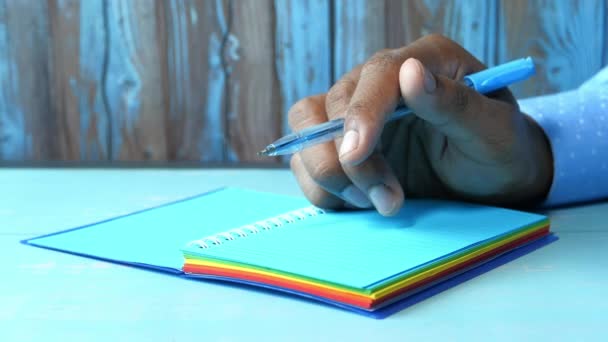 Рука людини, що пише на папері, крупним планом — стокове відео