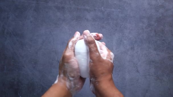 Jeune homme se lave les mains avec du savon, Vue de dessus — Video