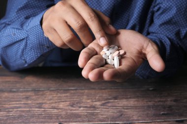 İlaç alan genç adam, kapat şunu.