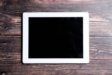 Boş ekranlı dijital tabletin üst görünümü 