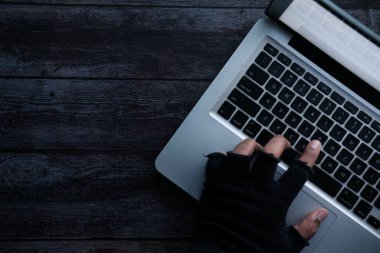 Bilgisayar korsanları dizüstü bilgisayardan veri çalıyor. 