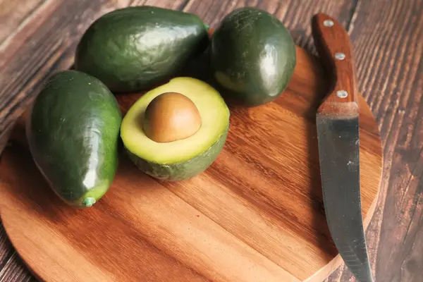 Close up of slice of avocado on chopping board. — Stockfoto