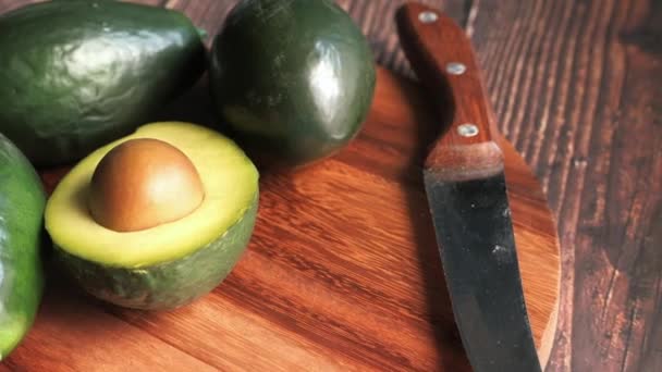Close up of slice of avocado on chopping board. — Stockvideo