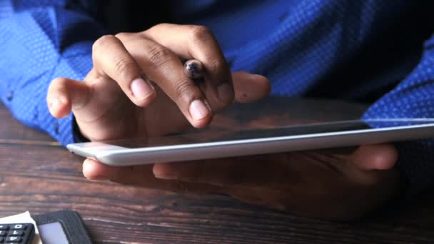 Joven trabajando en tableta digital en el escritorio de la oficina, — Vídeos de Stock