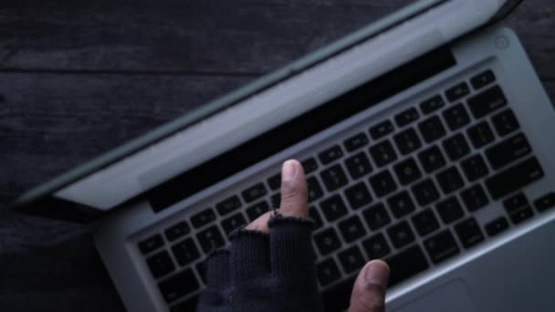 Hacker tangan mencuri data dari laptop atas ke bawah — Stok Video