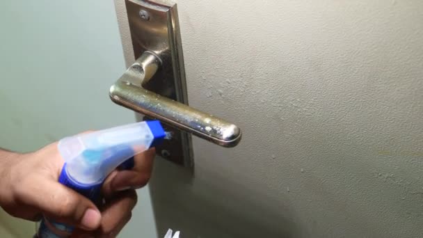 Limpieza de manijas de la puerta con un antiséptico, de cerca . — Vídeos de Stock