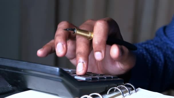 Fechar a mão homem usando calculadora na mesa de escritório — Vídeo de Stock