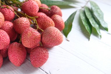 Beyaz arkaplanda yaprakları izole edilmiş Lychee