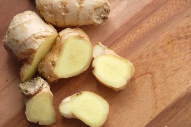 Kızıl saçlıları doğrama tahtasında kapat.