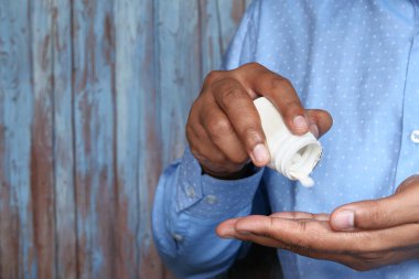 İlaç alan genç adam, kapat şunu.