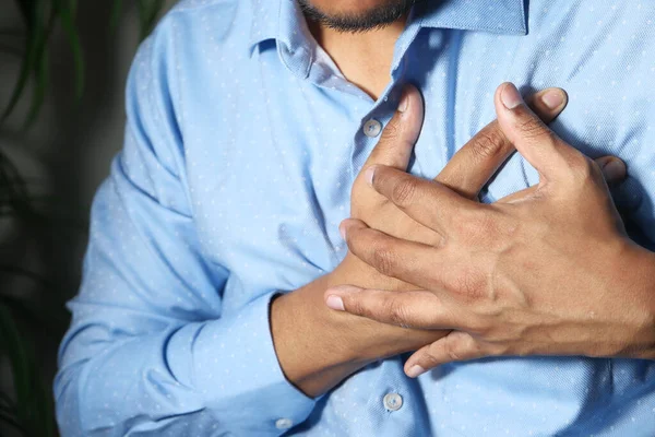 Man met pijn op de borst, hartaanval. — Stockfoto