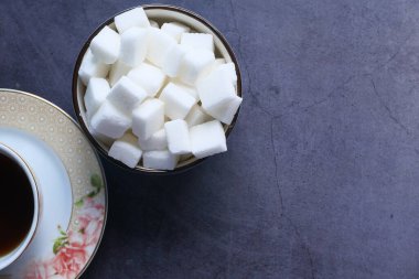 Fotokopi alanı olan çay ve şeker küpünün üst görünümü 