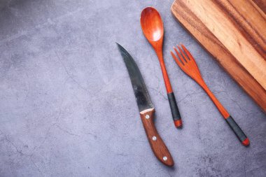 Gri arkaplandaki ahşap kesim tahtasının üst görünümü .