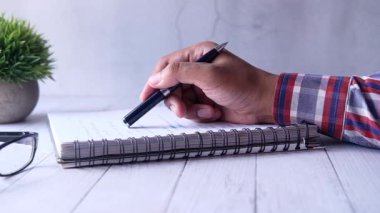Erkek el yazısı kağıt üzerinde kalemle 