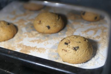Pasta tepsisinde çikolata parçacıklı kurabiyeler.