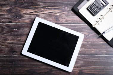 Boş ekranlı dijital tabletin üst görünümü 
