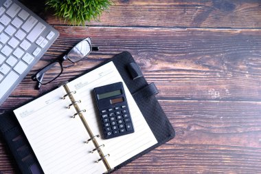 Kopya alanı olan hesap makinesinin, not defterinin ve klavyenin yüksek açılı görünümü 