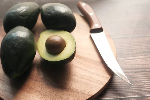 Primo piano di fetta di avocado sul tagliere . — Foto Stock