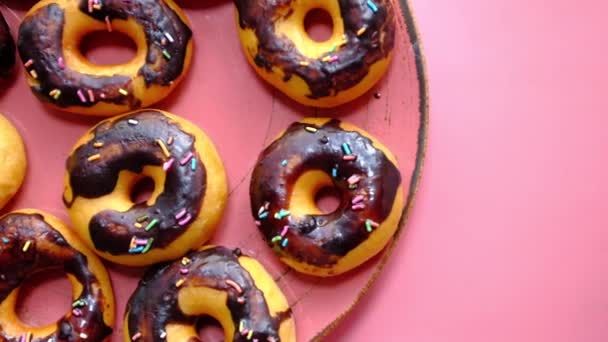 High Angel Ansicht von Schokolade Donuts auf dem Teller — Stockvideo