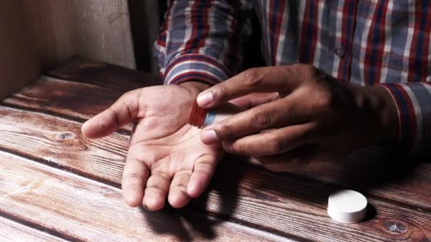 Joven tomando medicina, Acercamiento — Vídeos de Stock