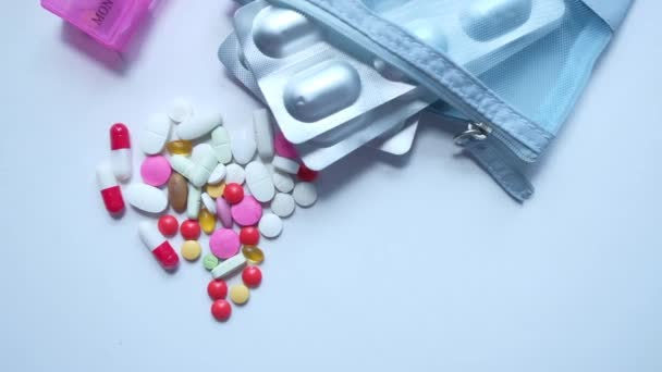 Hoge hoek uitzicht op kleurrijke pillen op witte achtergrond — Stockvideo