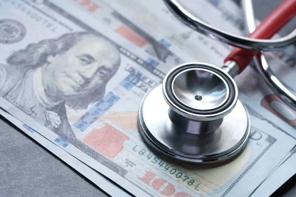 Стетоскоп на американських грошах, висока вартість медичного страхування. — стокове фото