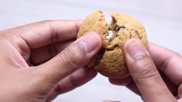 Homem mão quebra cookies close-up — Vídeo de Stock