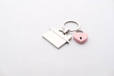 Beyaz arkaplanda ev anahtarı, kapat.