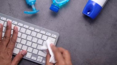 Dezenfektan ıslak mendille adam eli temizleme klavyesi