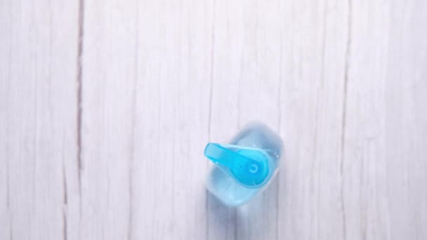 Mãos de homem usando gel desinfetante de mão, close-up — Vídeo de Stock