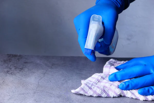 Очистка поверхностей дома опрыскивание антибактериальным дезинфицирующим баллончиком — стоковое фото