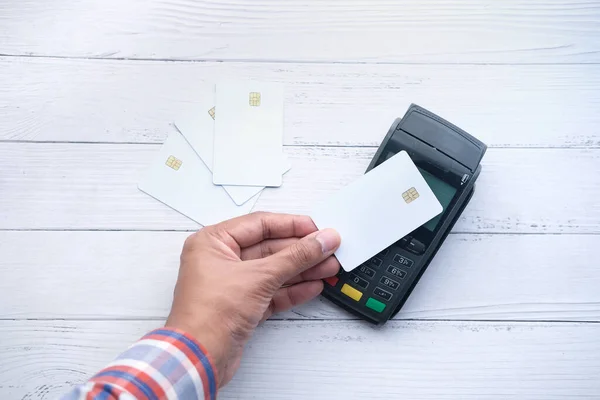 Payment terminal charging from a card, contactless payment.