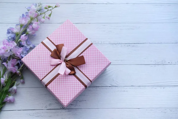 Regalo del día de la madre sobre fondo rosa, primer plano . — Foto de Stock