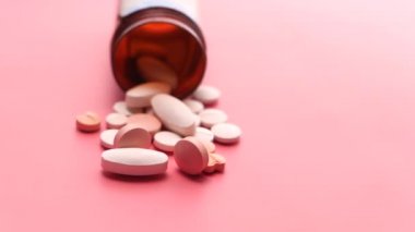  Pembe arka planda çoğalan beyaz haplar 