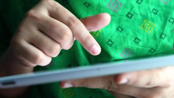 Ofiste dijital tablet üzerinde çalışan genç kadınlar — Stok video