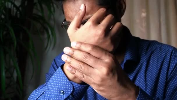 Jeune homme en chemise bleue souffrant de douleur au poignet — Video