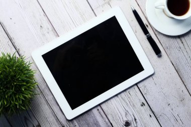 Tahta masadaki boş ekranlı dijital tablet 