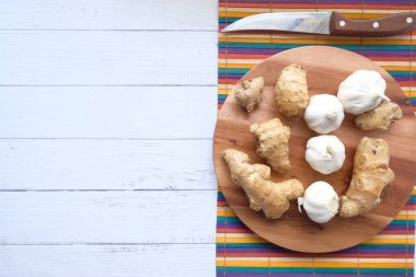 Tahtada zencefil ve sarımsak, üst manzara. 