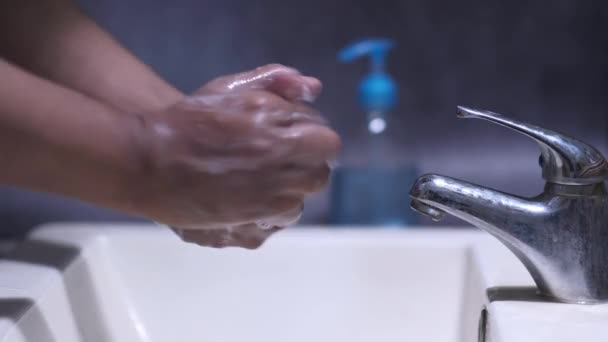 Junger Mann wäscht sich die Hand mit Seife, — Stockvideo
