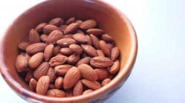 Bademi beyaza sarılmış bir kasede kapat. 