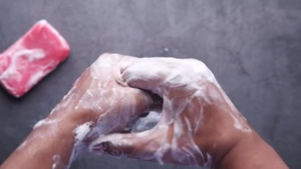 Giovane uomo lavarsi la mano con sapone, — Video Stock